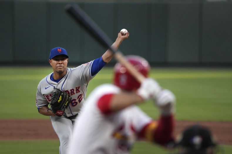 El colombiano José Quintana, abridor de los Mets de Nueva York, hace un lanzamiento en el juego ante los Cardenales de San Luis, el jueves 17 de agosto de 2023 (AP Foto/Jeff Roberson)