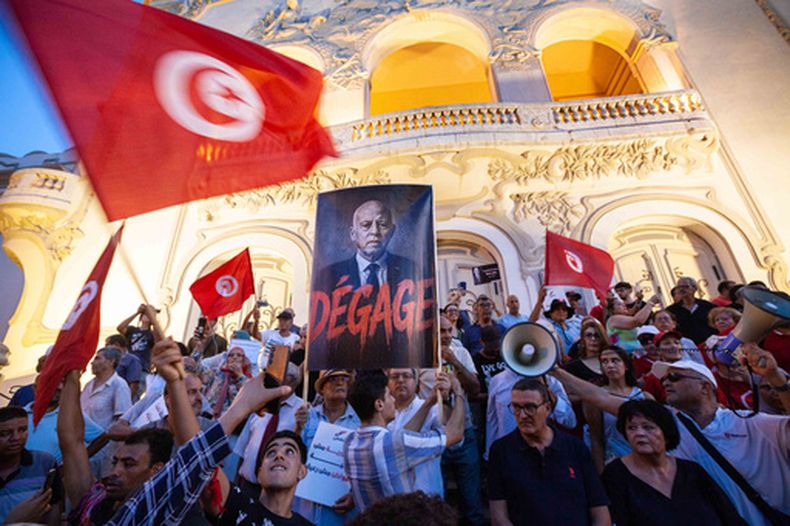 Manifestantes realizan una protesta contra el aumento de los precios, la pérdida de poder adquisitivo y la escasez de productos básicos en la capital de Túnez, el jueves 20 de agosto de 2026. Una pancarta en francés dirigida al presidente Kais Saied dice Vete. (Foto AP/Ons Abid)