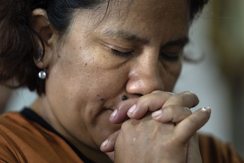 Una mujer reza en la iglesia del Rosario en el barrio de Carlos Mugica, Buenos Aires, Argentina, el domingo 23 de febrero de 2025. (Foto AP/Rodrigo Abd)