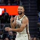 ARCHIVO - Stephen Curry, de los Warriors de Golden State, reacciona después de encestar un triple durante la segunda mitad del juego de baloncesto de la NBA contra los Kings de Sacramento, el martes 7 de abril de 2026, en San Francisco. (AP Foto/Godofredo A. Vásquez, Archivo)