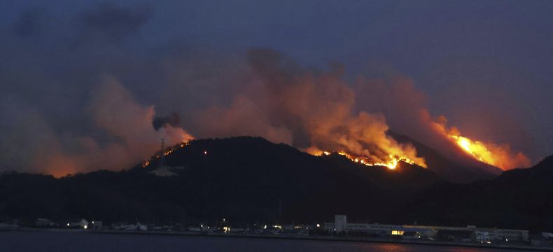 Un bosque arde en Okayama, en el oeste de Japón el domino 23 de marzo de 2025. (Kyodo News via AP)