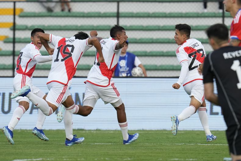 Franchesco Flores, derecha, celebra después de anotar el gol de su equipo en contra de Chile, durante el Preolímpico Sudamericano Sub 23 en el estadio Misael Delgado en Valencia, Venezuela, el domingo 21 de enero de 2024. (AP Foto/Ariana Cubillos)