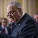 El líder de la mayoría en el Senado, Chuck Schumer, demócrata por Nueva York, responde a preguntas sobre seguridad fronteriza durante una charla con reporteros luego de una reunión de la bancada demócrata en el Capitolio, el miércoles 31 de enero de 2024, en Washington. (AP Foto/J. Scott Applewhite)