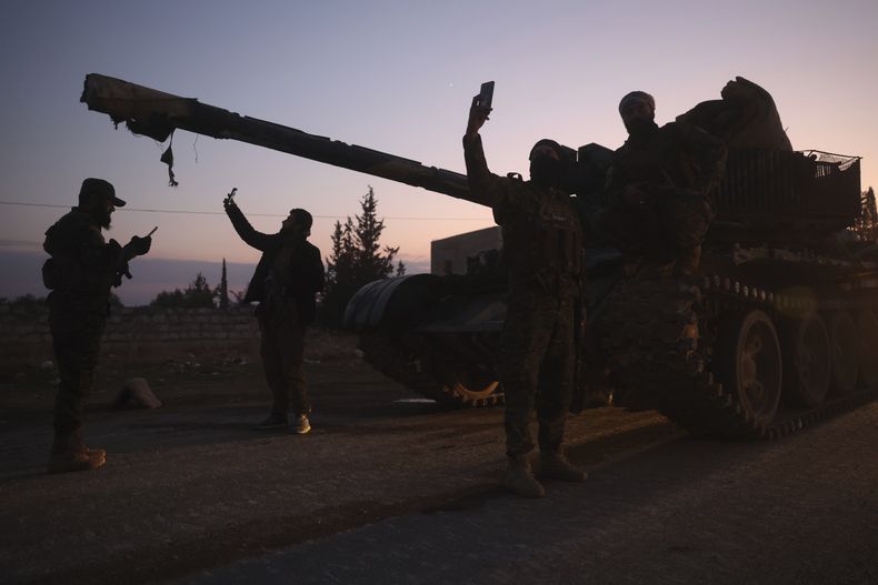 Fuerzas de la oposición toman el control de áreas en las afueras de Alepo, Siria, el viernes 29 de noviembre de 2024. (AP Foto/Ghaith Alsayed)