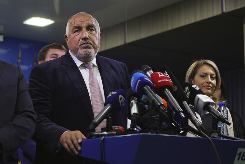 Boyko Borissov, líder del partido GERB, habla durante una conferencia de prensa después de un sondeo de salida que le sitúa como probable ganador de las elecciones en Bulgaria, el domingo 27 de octubre de 2024. (AP Foto/Valentina Petrova)