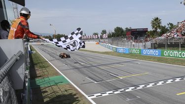 El australiano Oscar Piastri de McLaren a punto de cruzar la meta al ganar el Gran Premio de España en Montmeló el domingo primero de junio del 2025.(Albert Gea/Pool Photo via AP)