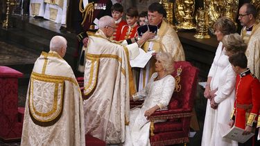 La reina Camila es coronada con la corona de la reina María por el arzobispo de Canterbury, el reverendo Justin Welby, en la Abadía de Westminster, Londres, el sábado 6 de mayo de 2023. (Yui Mok, Pool vía AP)