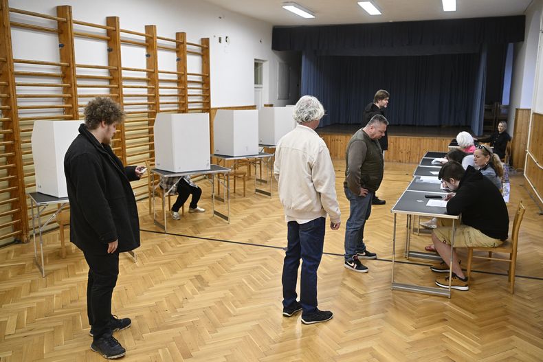 Varias personas esperan en fila para votar en las elecciones presidenciales, en un colegio electoral en Bratislava, Eslovaquia, el 6 de abril de 2024. (AP Foto/Denes Erdos)