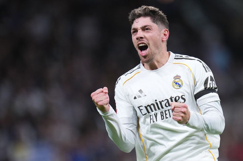 El uruguayo Federico Valverde festeja tras anotar el segundo tanto del Real Madrid ante el Elche en un partido de LaLiga realizado el sábado 14 de marzo de 2026 (AP Foto/Manu Fernández)