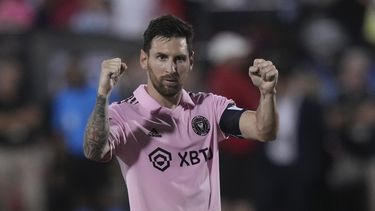 Lionel Messi del Inter Miami celebra tras convertir su remate en la tanda de penales ante FC Dallas en la Leagues Cup, el domingo 6 de agosto de 2023, en Frisco, Texas. (AP Foto/LM Otero)