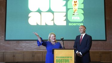 Martha J. Sheridan, prseidenta y directora general de Meet Boston, a la izquierda, y Brian Bilello, presidente de Boston Soccer 2026, y del Revolution de Nueva Inglaterra, permanecen delante de un logotipo proyectado en una pantalla como parte de la marca local con motivo de los partidos de la Copa del Mundo 2026 que tendrán lugar en la ciudad, durante una ceremonia en Boston, el jueves 18 de mayo de 2023. (AP Foto/Steven Senne)