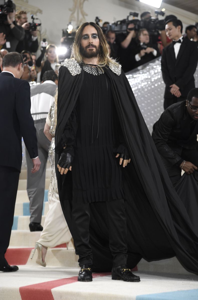 Jared Leto llega a la gala del Instituto del Vestido del Museo Metropolitano de Arte para celebrar la inauguración de la exposición Karl Lagerfeld: A Line of Beauty el lunes 1 de mayo de 2023 en Nueva York. (Foto Evan Agostini/Invision/AP)