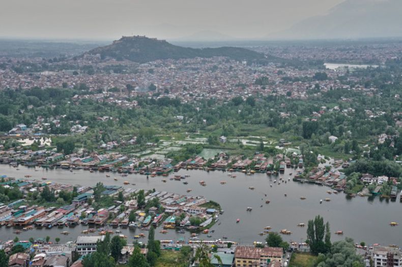 Embarcaciones navegan por las aguas del lago Dal en Srinagar, en la parte de Cachemira controlada por la India, el jueves 4 de junio de 2026. (AP Foto/Dar Yasin)