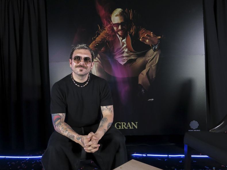 El rapero mexicano Sabino posa para una fotografía para promocionar su álbum Gran, el miércoles 16 de octubre de 2024 en la Ciudad de México. (Foto AP/Berenice Bautista)