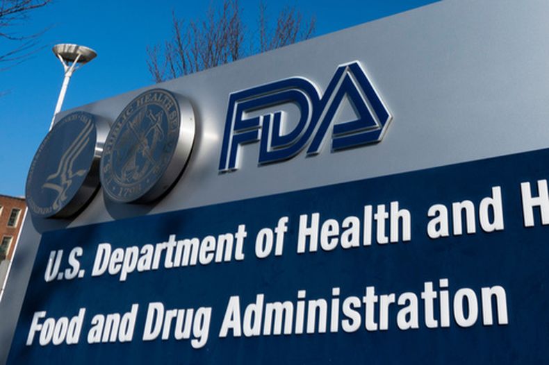 ARCHIVO – El logotipo de la Administración de Alimentos y Medicamentos de Estados Unidos en el exterior de sus oficinas en Silver Spring, Maryland, el 10 de diciembre de 2020. (AP Foto/Manuel Balce Ceneta, Archivo)
