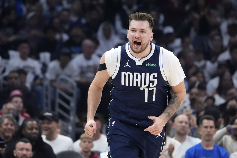 El esloveno Luka Doncic, base de los Mavericks de Dallas, festeja tras encestar en el quinto partido de la serie de playoffs ante los Clippers de Los Ángeles, el miércoles 1 de mayo de 2024 (AP Foto/Mark J. Terrill)