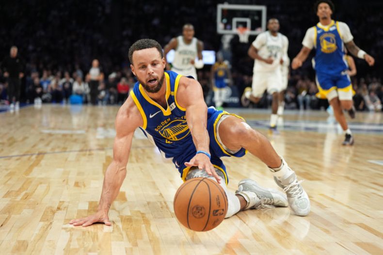 Stephen Curry, de los Warriors de Golden State, alcanza un balón en el encuentro ante los Timberwolves de Minnesota, el miércoles 28 de octubre de 2026 (AP Foto/Abbie Parr)