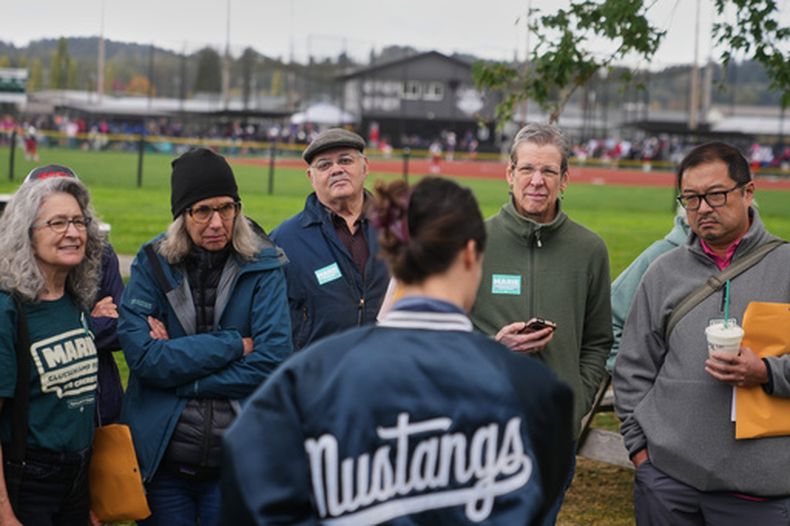 La congresista Marie Gluesenkamp Perez, demócrata por Washington, conversa con simpatizantes al inicio de una jornada de contacto con los votantes en el parque Penny Playground, el sábado 10 de octubre de 2026, en Chehalis, Washington. (Foto AP/Lindsey Wasson)