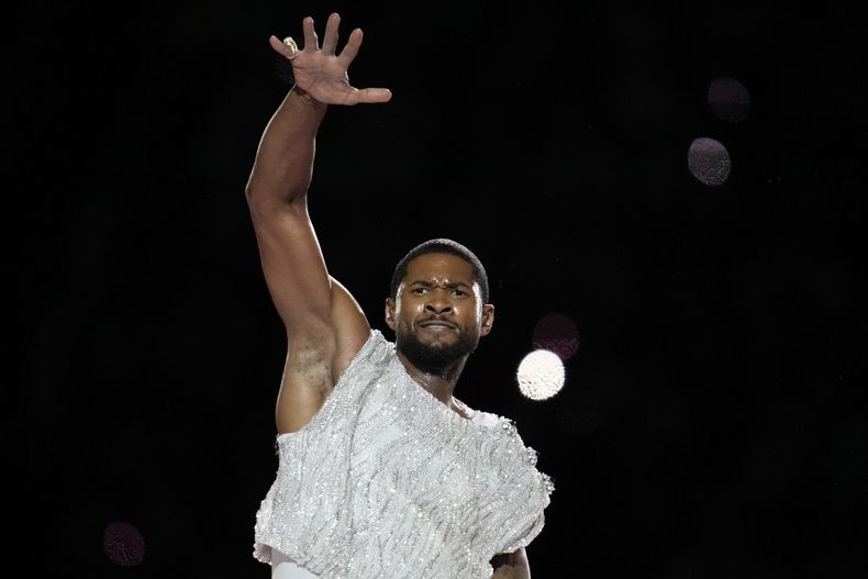 Usher durante su presentación en el espectáculo de medio tiempo del Super Bowl 58 de la NFL entre los 49ers de San Francisco y los Chiefs de Kansas City el domingo 11 de febrero de 2024 en Las Vegas. (Foto AP/Ashley Landis)