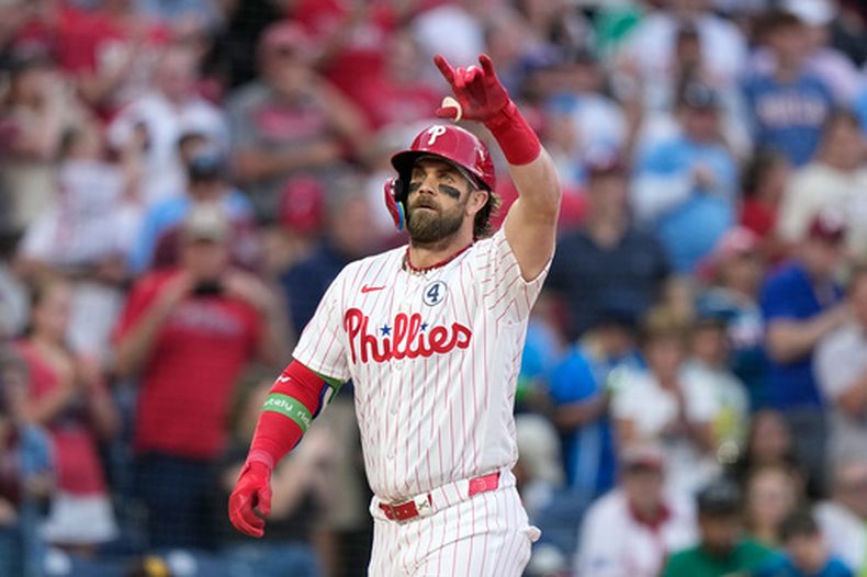 Bryce Harper, de los Filis de Filadelfia, festeja luego de conseguir un jonrón de dos carreras ante los Padres de San Diego, el martes 2 de junio de 2026 (AP Foto/Matt Slocum)