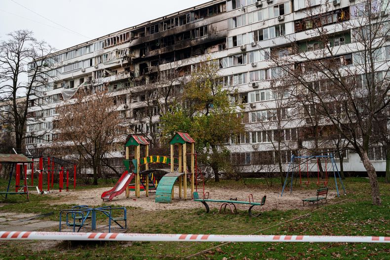 Un edificio residencial se ve muy dañado tras un ataque ruso a Kiev, Ucrania, el martes 25 de noviembre de 2025. (AP Foto/Evgeniy Maloletka)