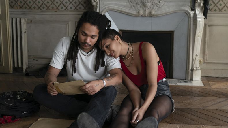 Esta imagen difundida por Mubi muestra a Luka Sabbat, a la izquierda, e Indya Moore en una escena de Father Mother Sister Brother. (Mubi via AP)