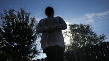 Ramona posa para un retrato el martes 10 de octubre de 2023, en Cordova, Tennessee. La pandemia de COVID-19, y las teorías de conspiración surgidas a partir de ella, cambiarían la vida de Ramona, arrojándola a un camino oscuro de paranoia y aislamiento. (AP Foto/George Walker IV)