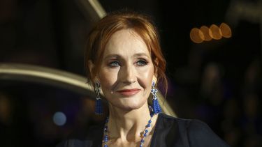 ARCHIVO - J.K. Rowling posa para los fotógrafos a su llegada al estreno de la película Fantastic Beasts: The Crimes of Grindelwald, en Londres, el 13 de noviembre de 2018. La policía dice que J.K. Rowling no violó la ley con tuits criticando la nueva ley de discurso de odio de Escocia y refiriéndose a las mujeres transgénero como hombres. (Foto Joel C Ryan/Invision/AP, archivo)