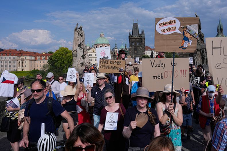 Miles de personas protestan contra un plan del gobierno que pretende cambiar la financiación de las emisoras públicas en Praga, República Checa, el domingo 24 de mayo de 2026. (Foto AP/Petr David Josek)