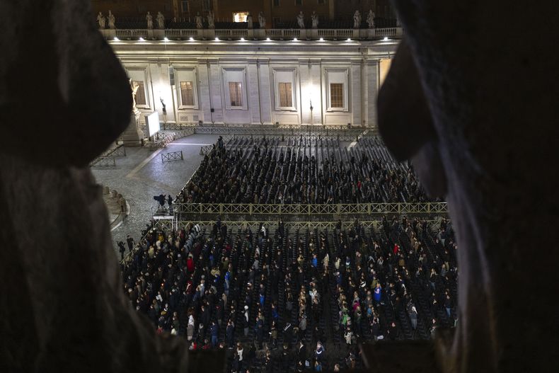 ARCHIVO - Fieles católicos asisten a una oración del rosario nocturna por la salud del Papa Francisco en la Plaza de San Pedro en el Vaticano. (Foto AP /Mosaab Elshamy, archivo)