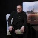 El músico mexicano Leonel García posa durante una entrevista sobre su álbum El show, en la Ciudad de México, el miércoles 11 de junio de 2025. (Foto AP/Berenice Bautista)