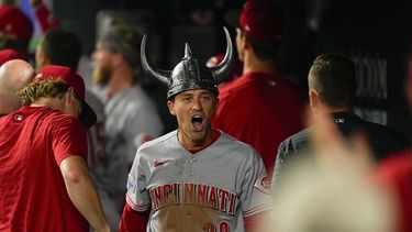TJ Friedl de los Rojos de Cincinnati celebra con un aditamento e la cabeza tras pegar un jonrón de dos carreras en la décima que llevó a anotación de Will Benson en la victoria ante los Orioles de Baltimore el miércoles 28 de junio del 2023. (AP Foto/Julio Cortez)