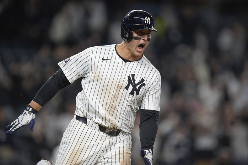 Anthony Rizzo, de los Yankees de Nueva York festeja luego de conectar un sencillo productor que significó el triunfo sobre los Tigres de Detroit, el viernes 3 de mayo de 2024 (AP Foto/Frank Franklin II)