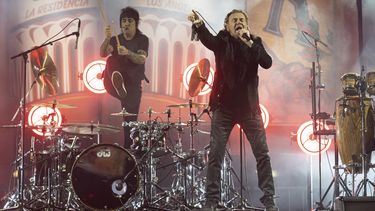 ARCHIVO - Alex González, a la izquierda, y Fher Olvera de la banda de rock mexicana Maná se presentan en Los Ángeles Forum el 15 de noviembre de 2021, en Inglewood, California. (Foto Willy Sanjuan/Invision/AP, archivo)