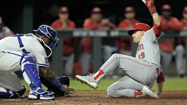 TJ Friedl de los Rojos de Cincinnati supera el tag de cátcher de los Reales de Kansas City Salvador Pérez para anotar la carrera de la victoria en el encuentro del lunes 12 de junio del 2023. (AP Foto/Charlie Riedel)