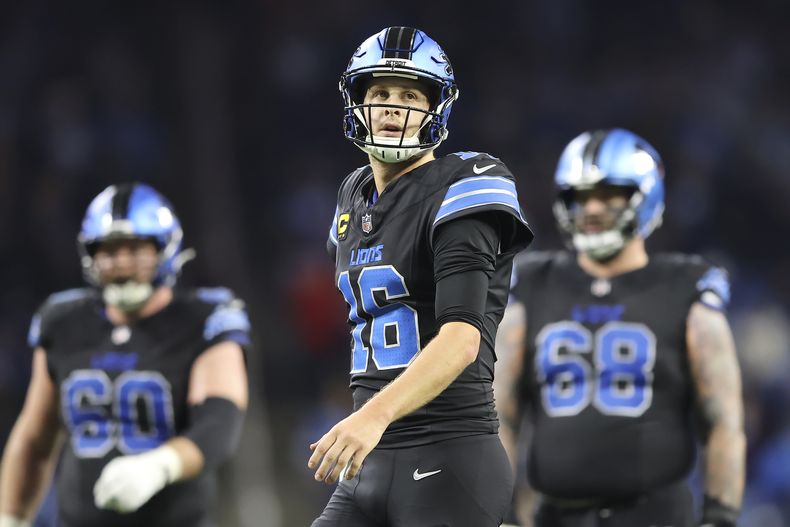 El quarterback de los Lions de Detroit Jared Goff reacciona en el campo frente al guard Graham Glasgow y el offensive tackle Taylor Decker en el encuentro ante los Bills de Buffalo el domingo 15 de diciembre del 2024. (AP Foto/Rey Del Rio)