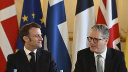 El primer ministro británico Keir Starmer, derecha, y el mandatario francés Emmanuel Macron participan en la cumbre de gobernantes europeos sobre la situación en Ucrania, el domingo 2 de marzo de 2025, en Lancaster House, Londres. (Justin Tallis/Foto compartida vía AP)