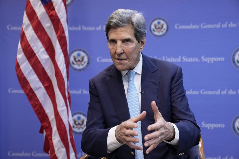 El enviado estadounidense para temas climáticos John Kerry en entrevista con la AP en Sapporo, Japón, el 16 de abril de 2023. (Foto AP /Hiro Komae)