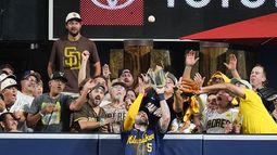 Garrett Mitchell, jardinero central de los Cerveceros de Milwaukee, atrapa una pelota bateada por Manny Machado, de los Padres de San Diego, durante la octava entrada del Juego 4 de la Serie Divisional de la Liga Nacional, el miércoles 7 de octubre de 2026, en San Diego. (AP Foto/Gregory Bull)