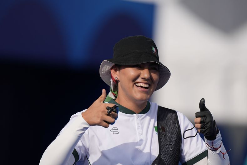 La mexicana Alejandra Valencia reacciona luego de ganar un partido ante Chinaen los Juegos Olímpicos de París 2024 el sábado 3 de agosto del 2024 en París, Francia. (AP Foto/Brynn Anderson)