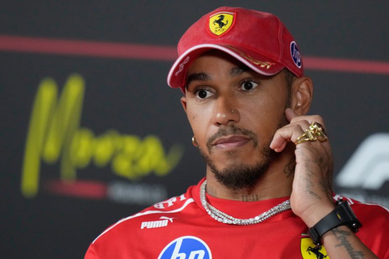 El británico Lewis Hamilton de la escudería Ferrari durante la conferencia de prensa previo a la carrera del Gran Premio de Italia el domingo, el jueves 3 de septiembre del 2026. (AP Foto/Luca Bruno)