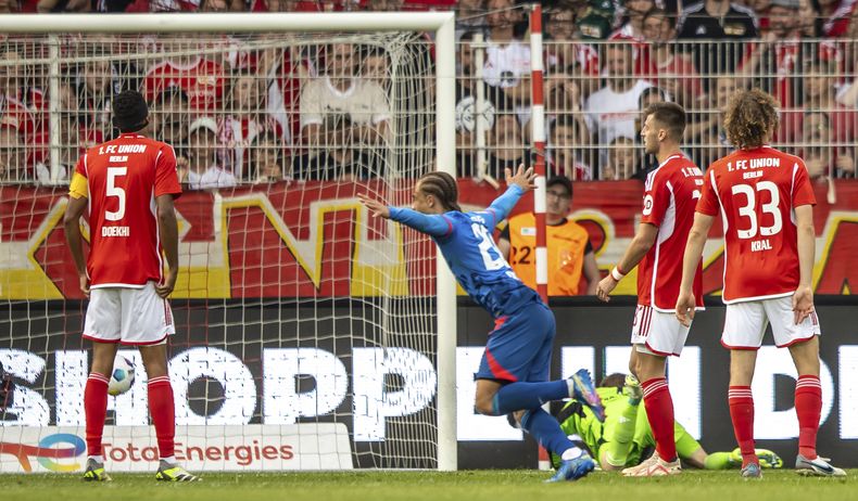 Xavi Simons del Leipzig celebra tras anotar en el encuentro de la Bundesliga ante el Unión de Berlín el domingo 3 de septiembre del 2023. (Andreas Gora/dpa via AP)