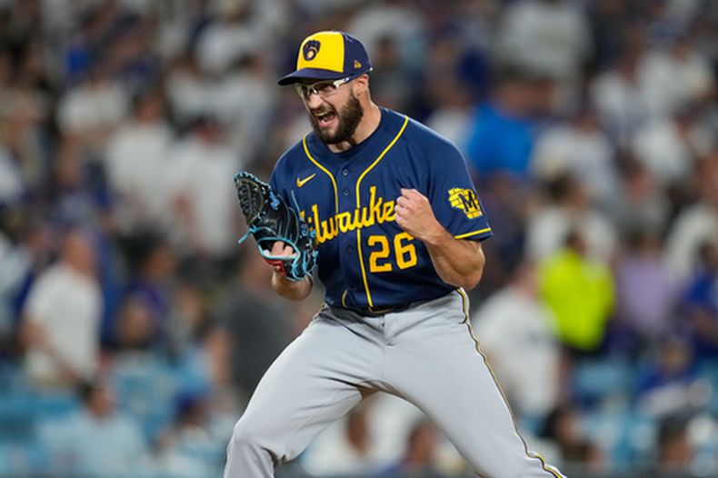 Aaron Ashby, de los Cerveceros de Milwaukee, festeja tras conseguir el último out del cuarto juego de la Serie de Campeonato de la Liga Nacional ante los Dodgers de Los Ángeles, el jueves 15 de octubre de 2026 (AP Foto/Ashley Landis)