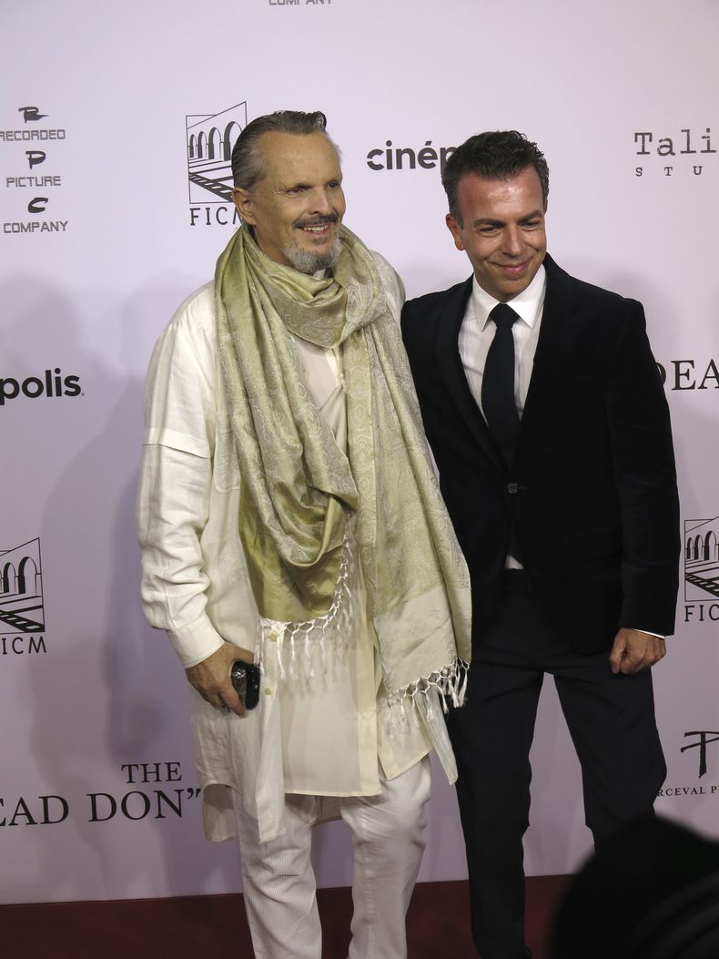 El cantante español Miguel Bosé, izqquierda, y el presidente del Festival Internacional de Cine de Morelia Alejandro Ramírez posan en la alfombra roja de la película The Dead Dont Hurt en Morelia, México, el viernes 20 de octubre de 2023. (Foto AP/Berenice Bautista)