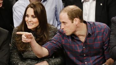americateve | El pr&iacute;ncipe Guillermo de Gran Breta&ntilde;a y su esposa Catalina, la duquesa de Cambridge, observan el partido del lunes 8 de diciembre de 2014, entre los Cavaliers de Cleveland y los Nets de Brooklyn en Nueva York (AP Foto/Frank Franklin II)