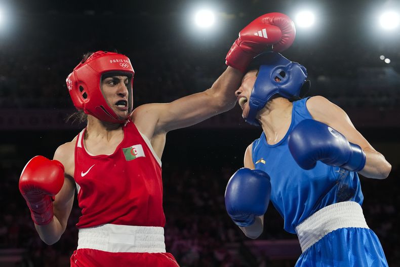 ARCHIVO - La argelina Imane Khelif lanza un golpe a la china Yang Liu en la final de los 66 kilogramos del boxeo, el viernes 9 de agosto de 2024, en los Juegos Olímpicos de París (AP Foto/Ariana Cubillos, archivo)