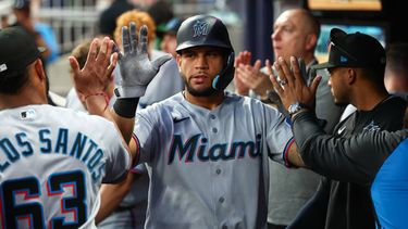 El dominicano Agustín Ramírez de los Marlins de Miami le da los cinco a sus compañeros tras anotar en la cuarta entrada ante los Bravos de Atlanta el lunes 13 de abril del 2026. (AP Foto/Colin Hubbard)