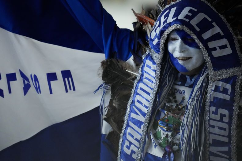 Un aficionado salvadoreño alienta a la gimnasta de su país en las finales por aparatos de los Juegos Centroamericanos y del Caribe, el miércoles 28 de junio de 2023 (AP Foto/Arnulfo Franco)