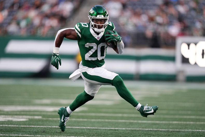 El corredor de los Jets de Nueva York Breece Hall corre en el campo durante el encuentro de pretemporada ante los Buccaneers de Tampa Bay el viernes 14 de agosto del 2026. (AP Foto/Frank Franklin II)