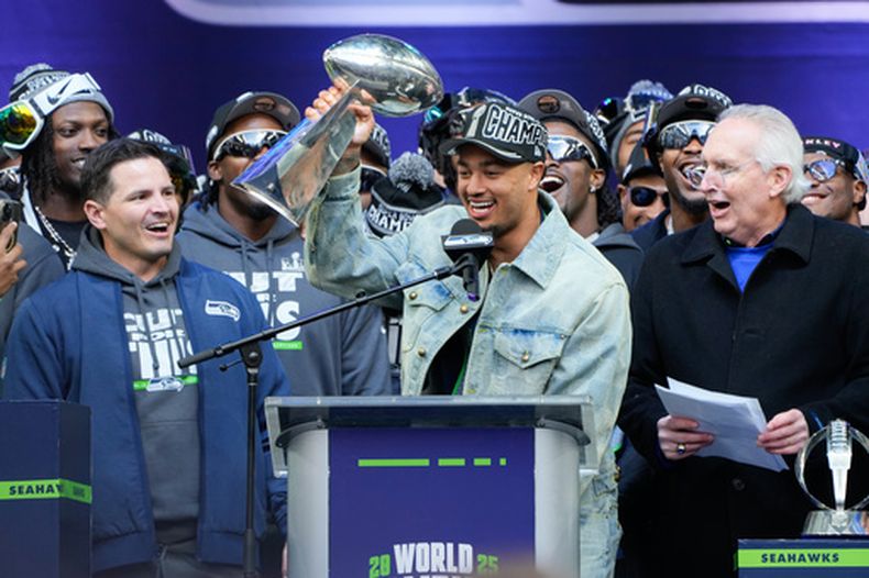 ARCHIVO - El wide receiver Jaxon Smith-Njigba de los Seahawks de Seattle sostiene el Trofeo Lombardi durante la celebración del campeonato del Super Bowl, el 11 de febrero de 2026, en Seattle. (AP Foto/Stephen Brashear)